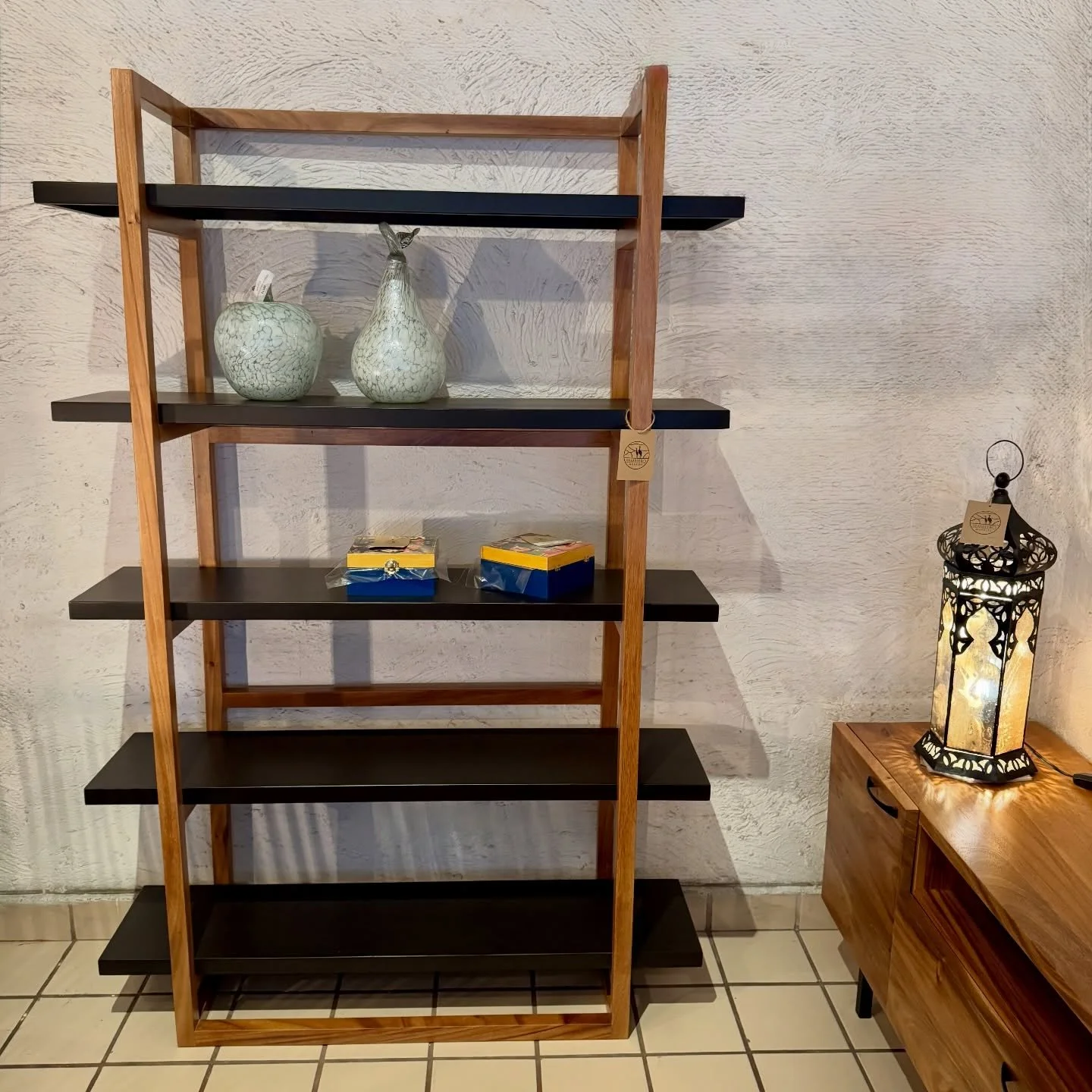 ✨ El toque que le faltaba a tu espacio ✨

Librero Parota 🌳
120 x 35 x 180 cm
$15,600

Dise&ntilde;o contempor&aacute;neo en madera s&oacute;lida de parota que convierte cualquier rinc&oacute;n en protagonista. Perfecto para libros, decoraci&oacute;n
