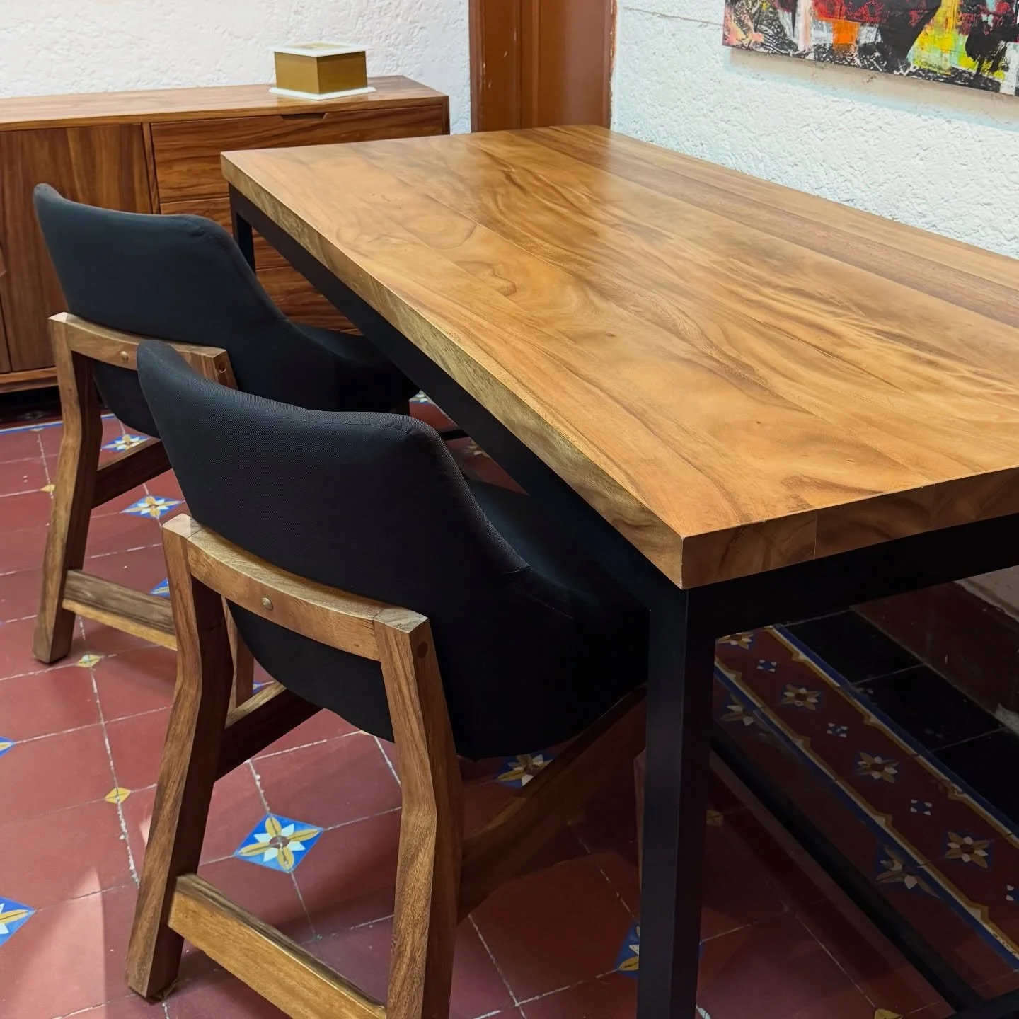 🔥 Promociones Bomba 🔥 🔥

La Mesa Multiusos Parota combina la belleza de la madera s&oacute;lida con un dise&ntilde;o contempor&aacute;neo y funcional. Ideal como mesa de comedor, escritorio o espacio de trabajo para darle personalidad a cualquier 