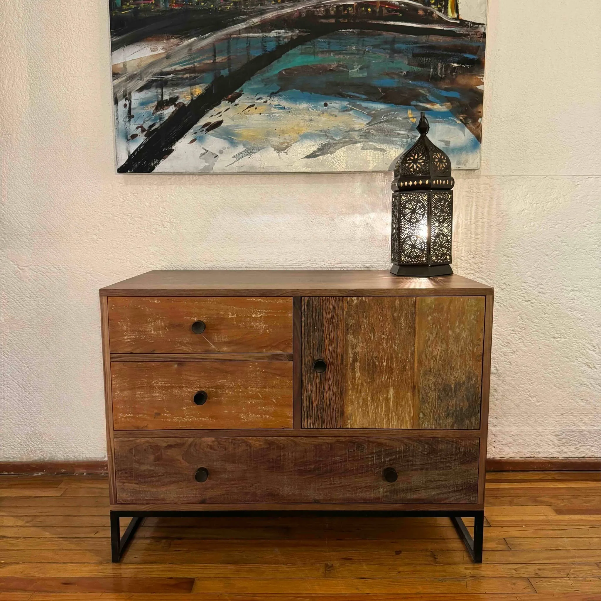🪵 Cajonera Mini Convento 🪵

La combinaci&oacute;n perfecta entre dise&ntilde;o contempor&aacute;neo y materiales con historia. Nuestra Cajonera Mini Convento est&aacute; fabricada en madera s&oacute;lida de nogal y realzada con acentos de madera re