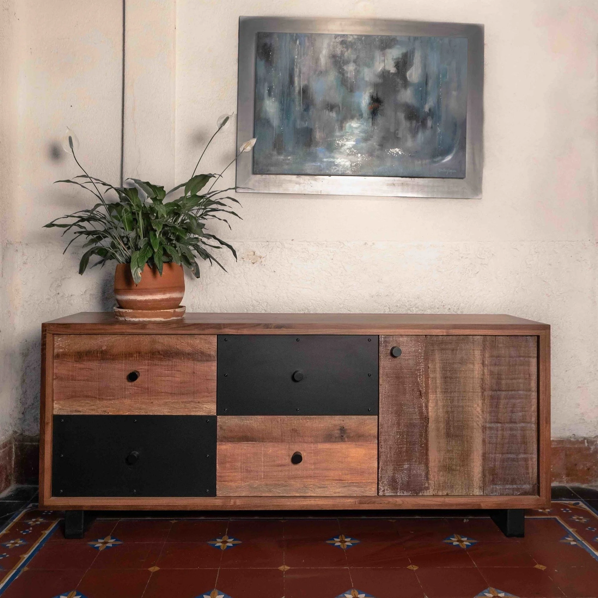✨ Buffet / C&oacute;moda Convento ✨

Eleva tus espacios con la elegancia del nogal. Nuestro Buffet Convento combina l&iacute;neas contempor&aacute;neas, la riqueza de la madera s&oacute;lida de nogal y detalles de madera recuperada, creando una pieza