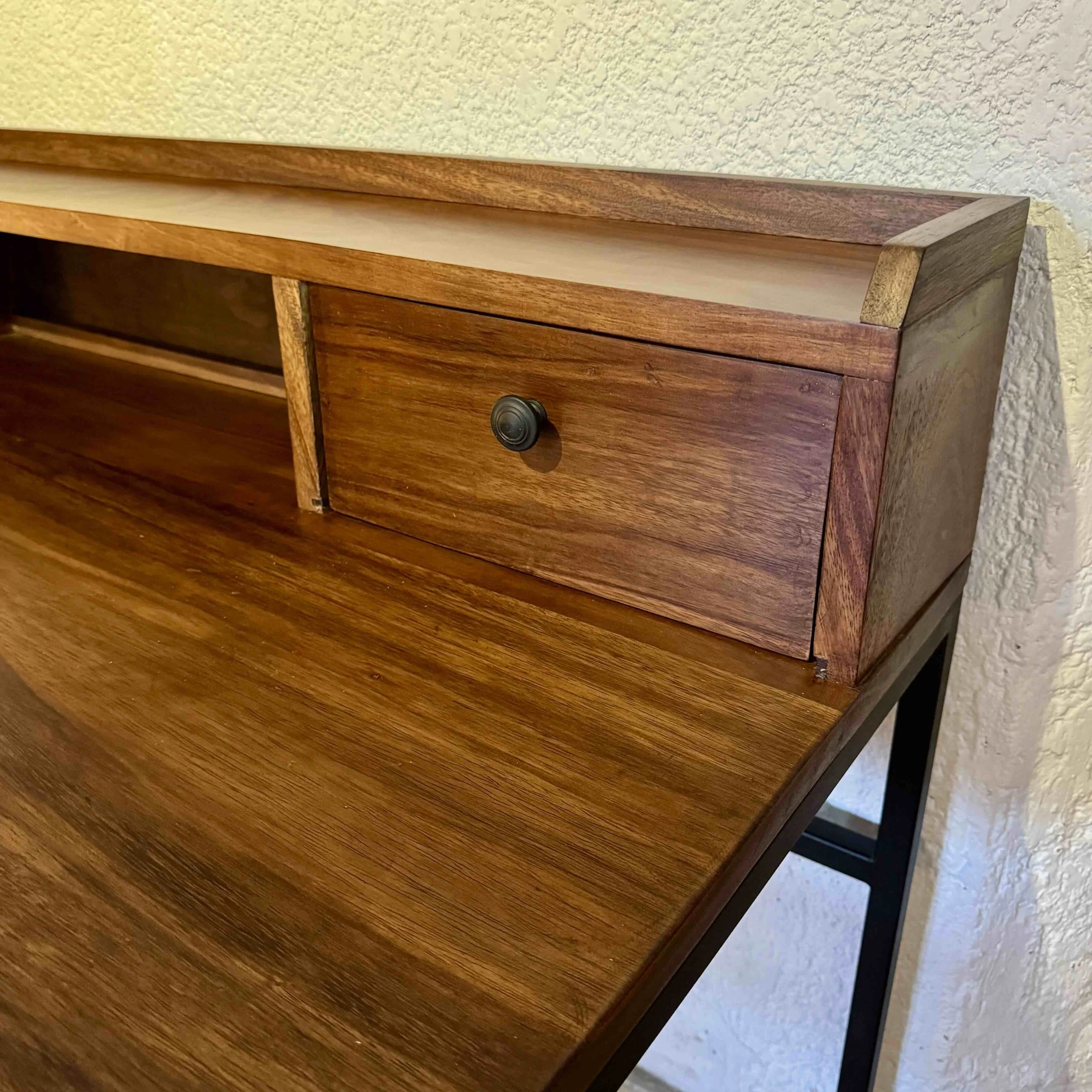 Secreter Parota 3.jpg