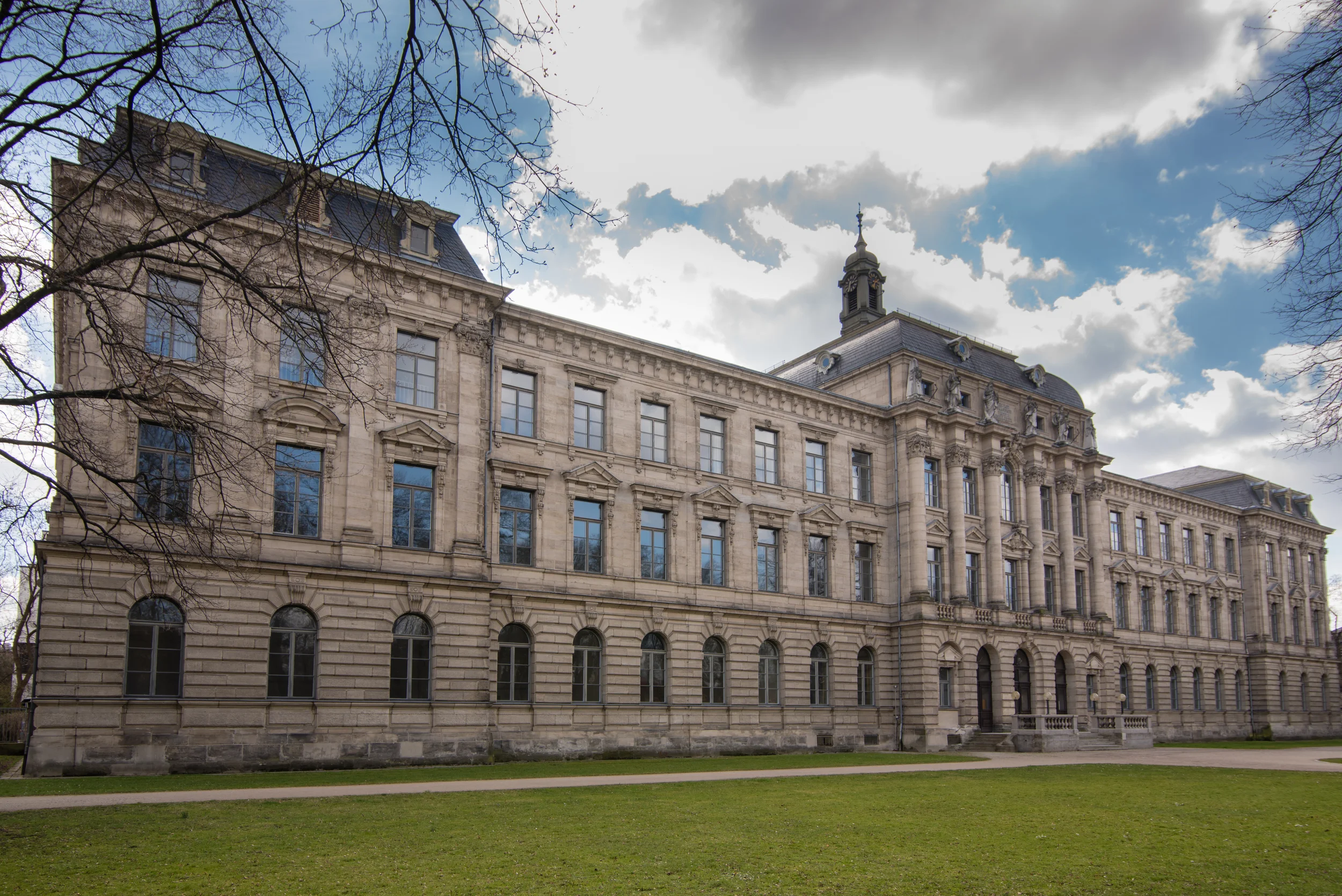 Falkenpaar auf dem Erlanger Kollegienhaus