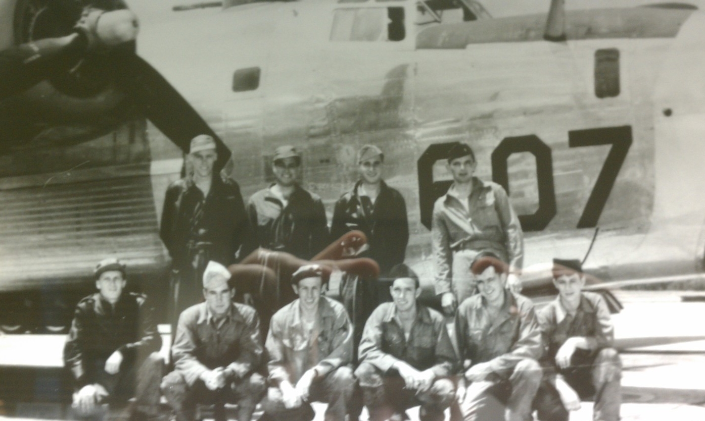 拉裏（高個子，左後方）和他的飛行船員