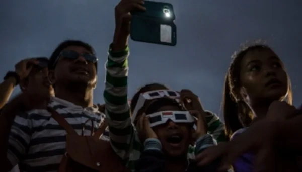 eclipse-people dark.jpg