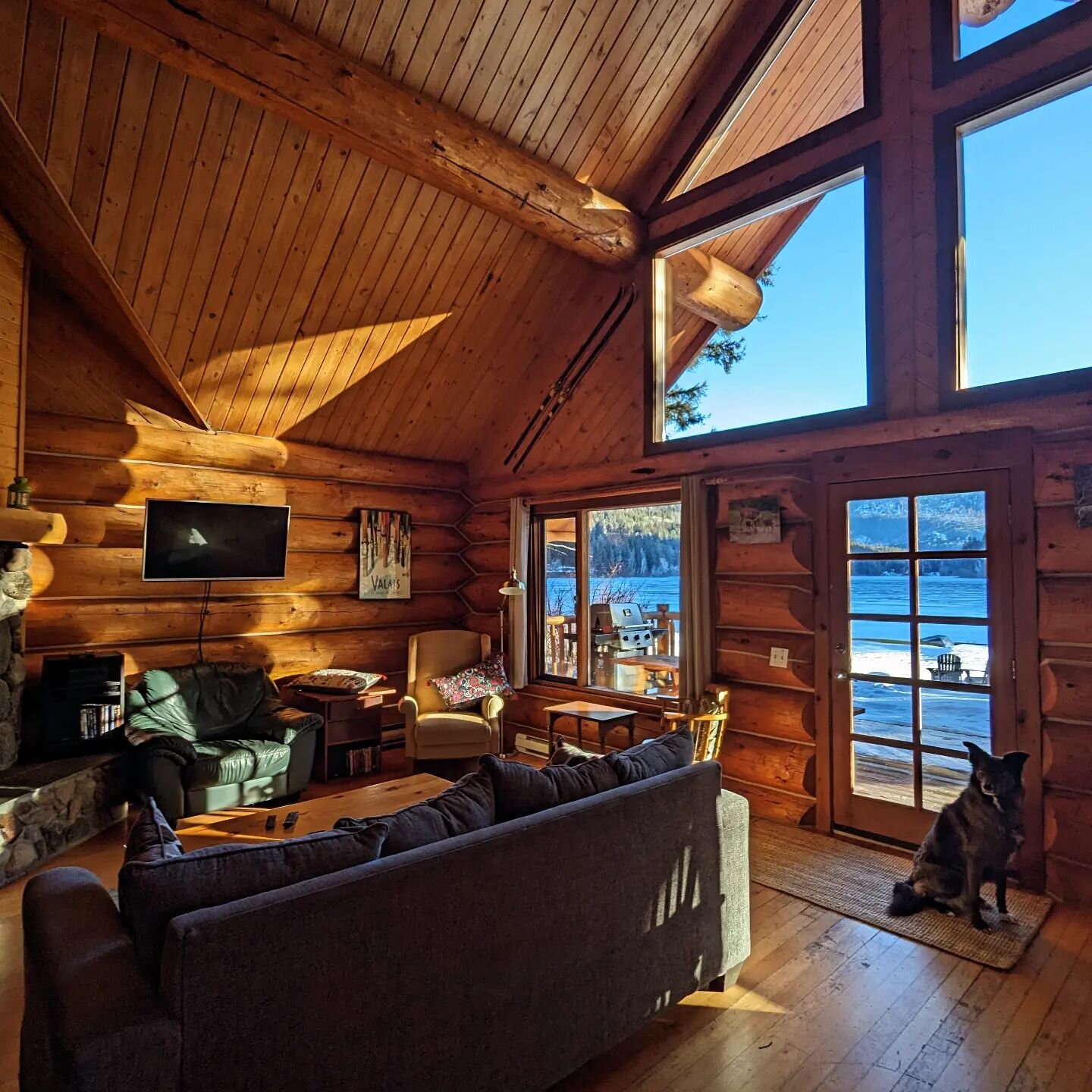 Nothing like those first rays of sunshine in the morning! 

#cabin #lakefront #pnw #pnwwinter #sunshine #chaletnufer #dogfriendlyrental #noaddedfees #supportlocal #caribouchilcotin #beautifulbc