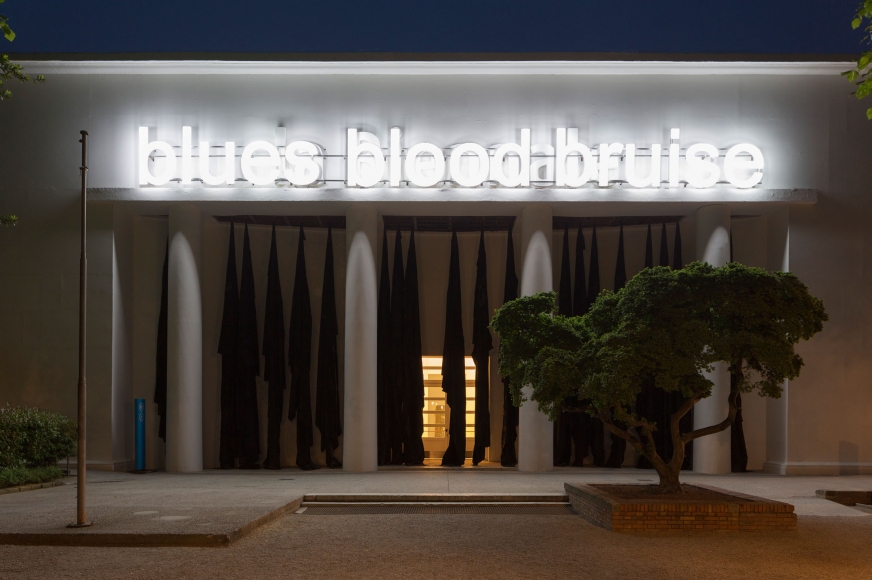 Glenn Ligon A Small Band, 2015 Neon and paint 74 3/4 x 797 1/2 inches (189.9 x 2025.7 cm) Image from LUHRING AUGUSTINE
