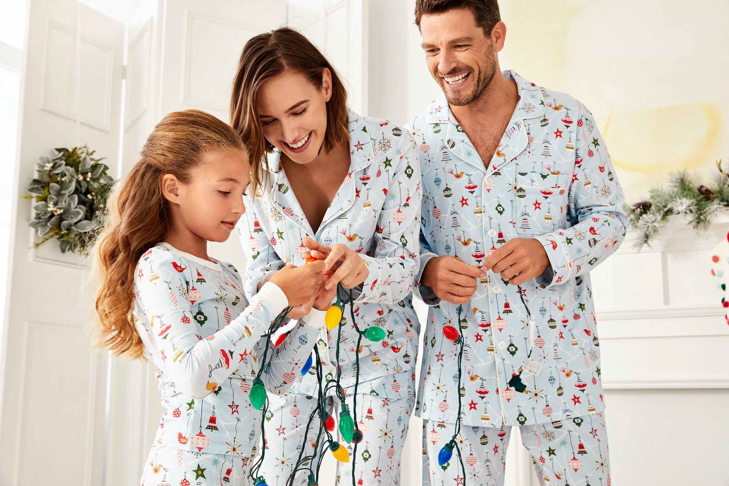 06_FAMILY_4211B_DECK_THE_HALLS_0433_RT.jpg