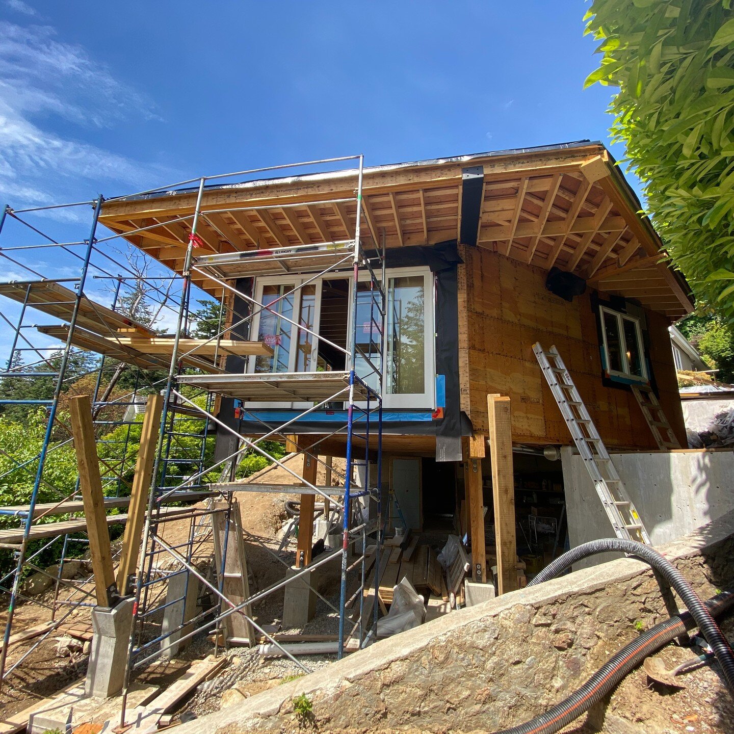 A well designed overhang is where it's at - shade on the #bluebird ☀️ days and protection on the #atmosphericriver 🌧️ days. The roof on our Horseshoe Bay project does those things and more, all while looking good 😎