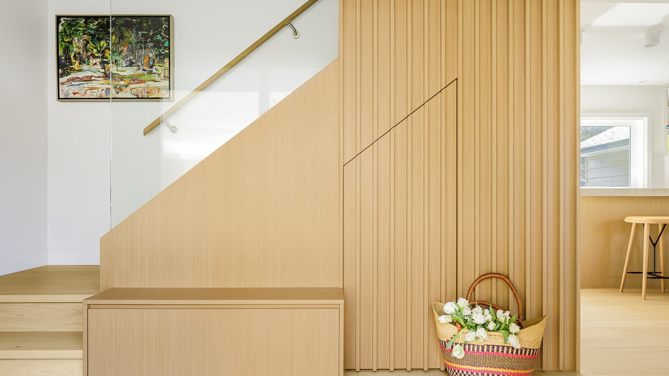 This staircase from our 2 &amp; 8 project in #capilanohighlands is such a #showstopper. There a lots of words to describe it, and also #nowordsneeded 😍

🙌 to the team @_nelsondesign_ @b.c.hardwood @jmvwoodworks @inlineglasscraft @lukepotter.photo a