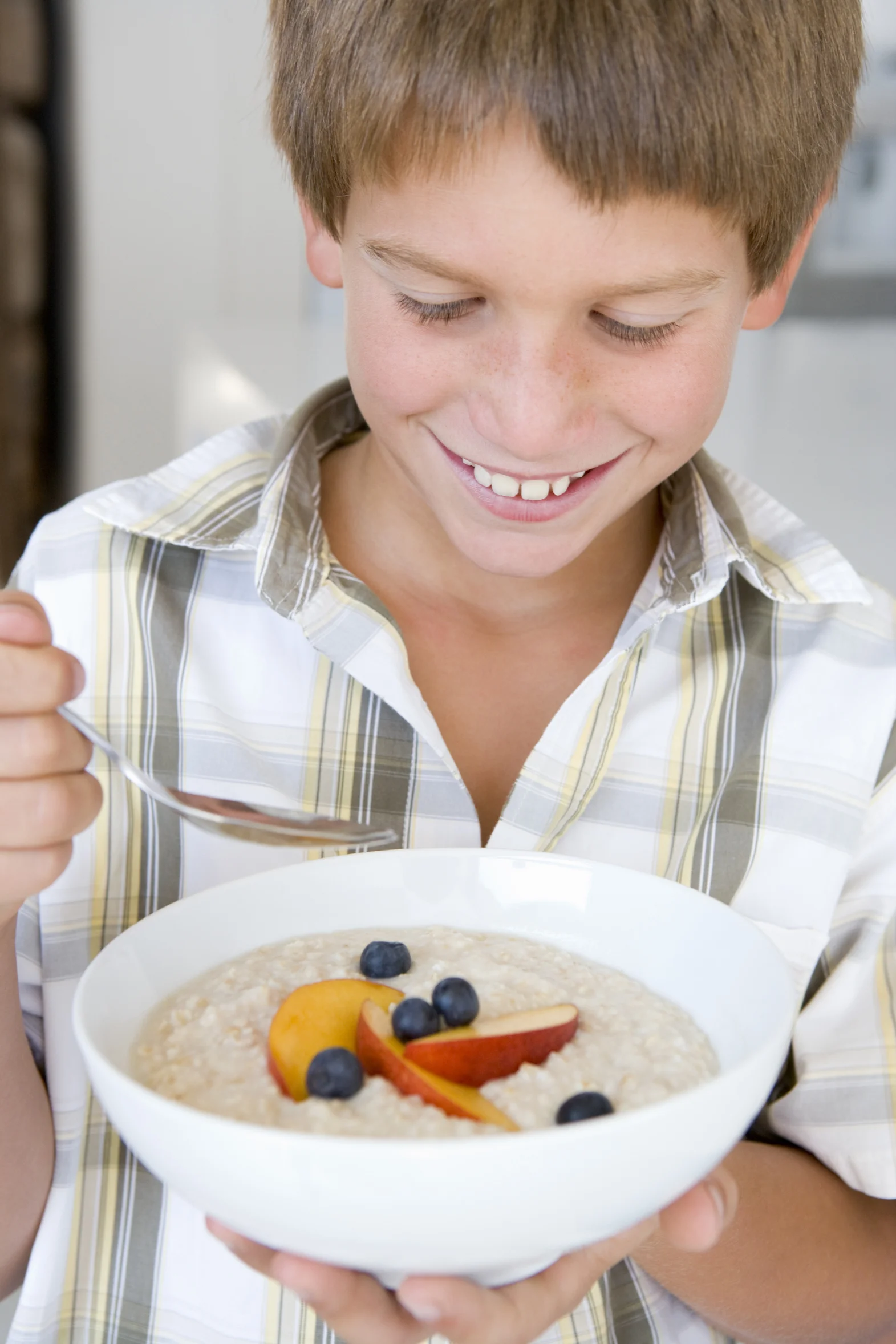 Boy eating breakfast_8475287_Subscription_L.jpg