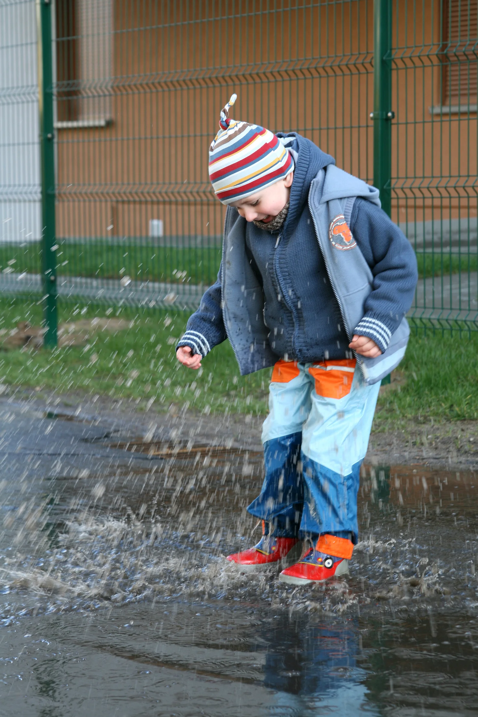 Boy in puddle_9103533_Subscription_L.jpg
