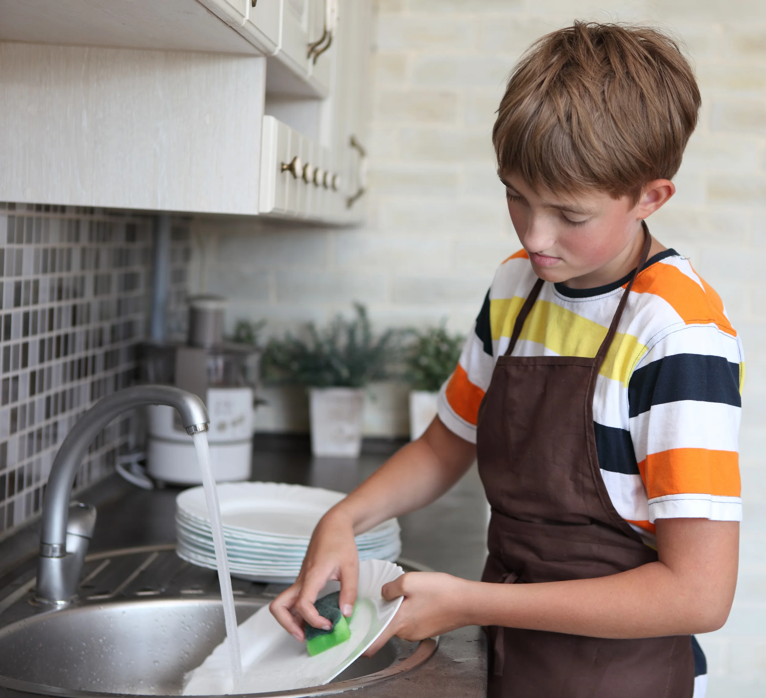 Boy doing dishes_43252183_Subscription_Monthly_XL.jpg
