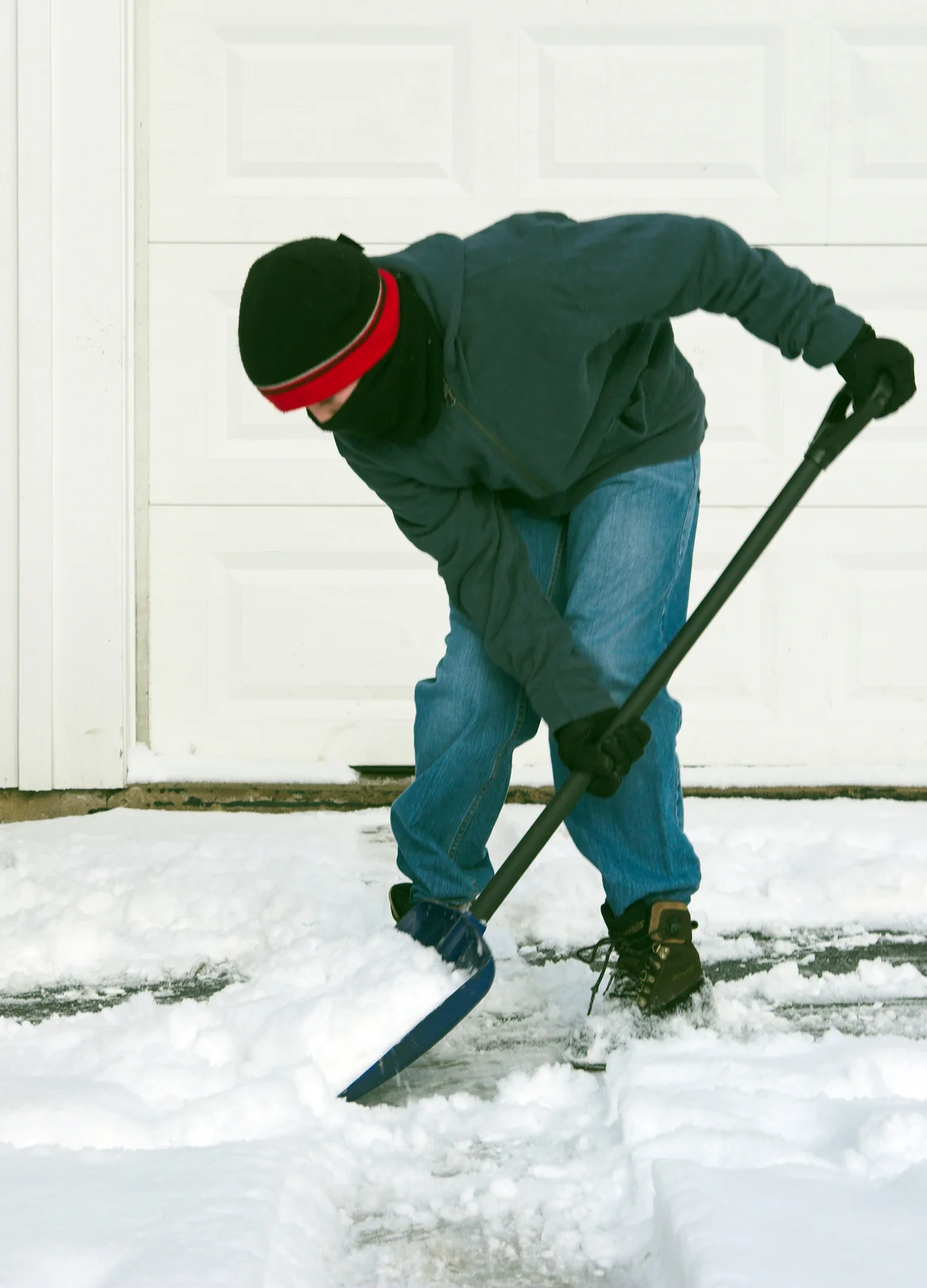Boy shoveling snow_2192007_Subscription_Monthly_M.jpg