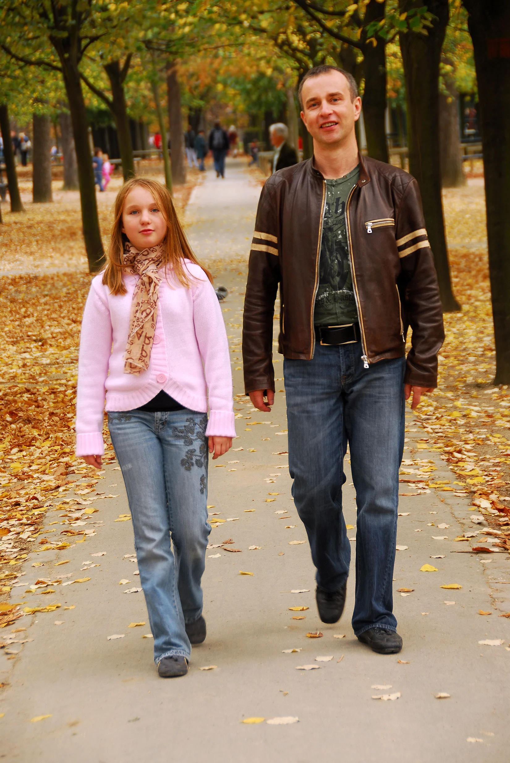 Dad walking with girl_1663123_Subscription_L.jpg