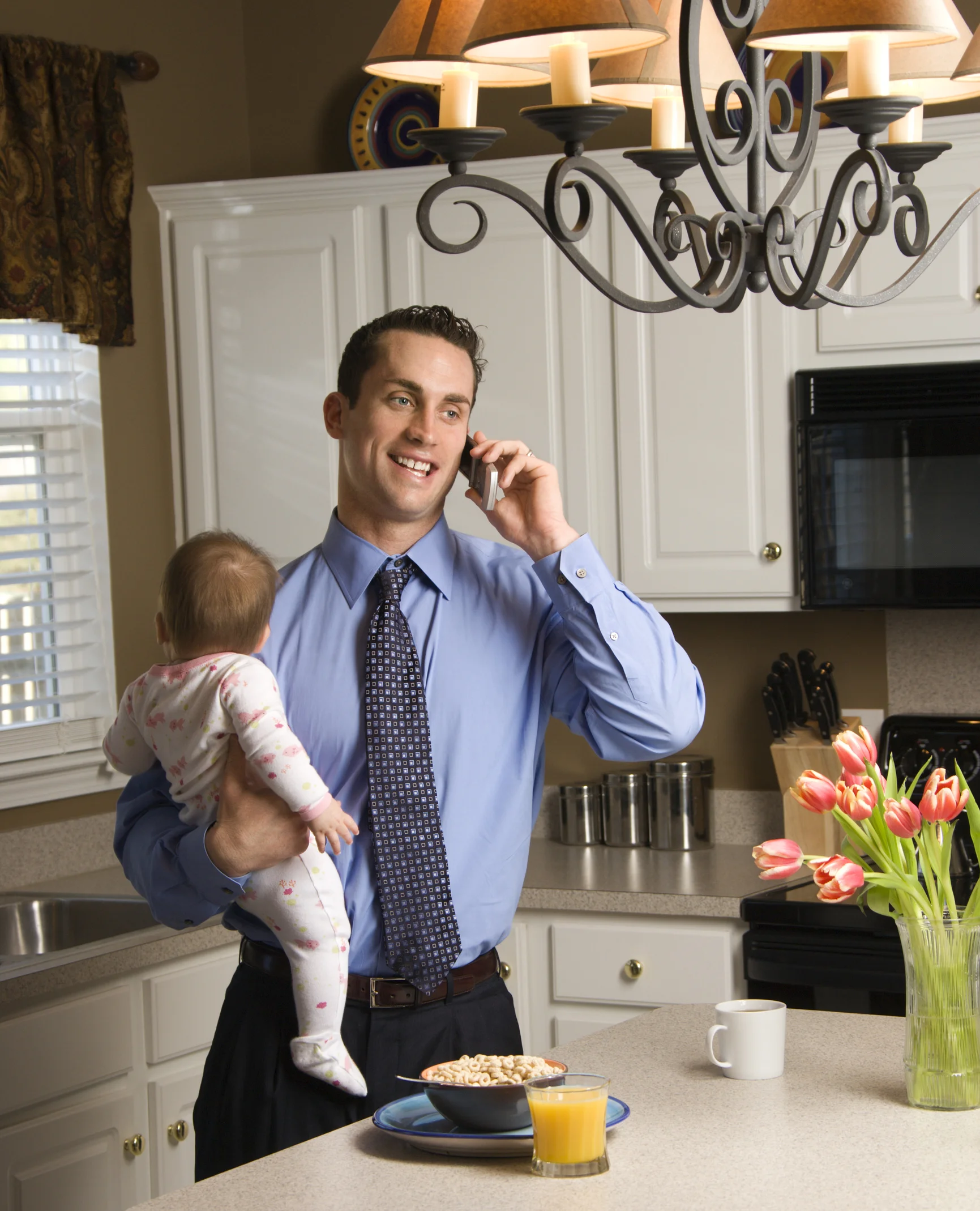 Father on cellphone_8217915_Subscription_L.jpg