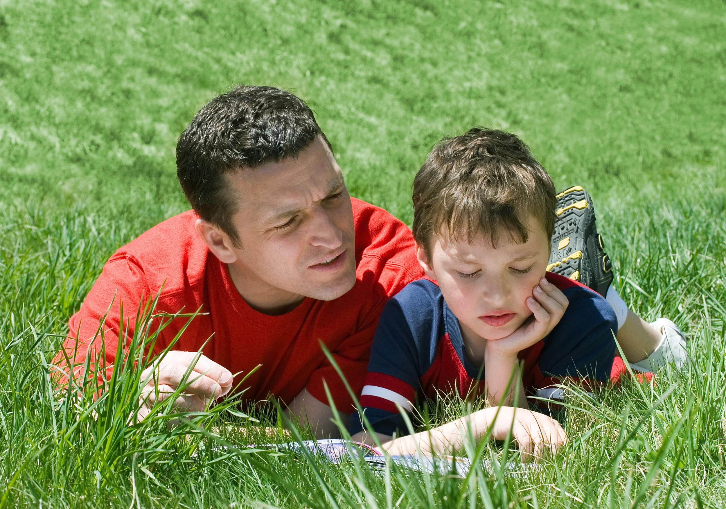 Father son in grass_674811_Subscription_L.jpg