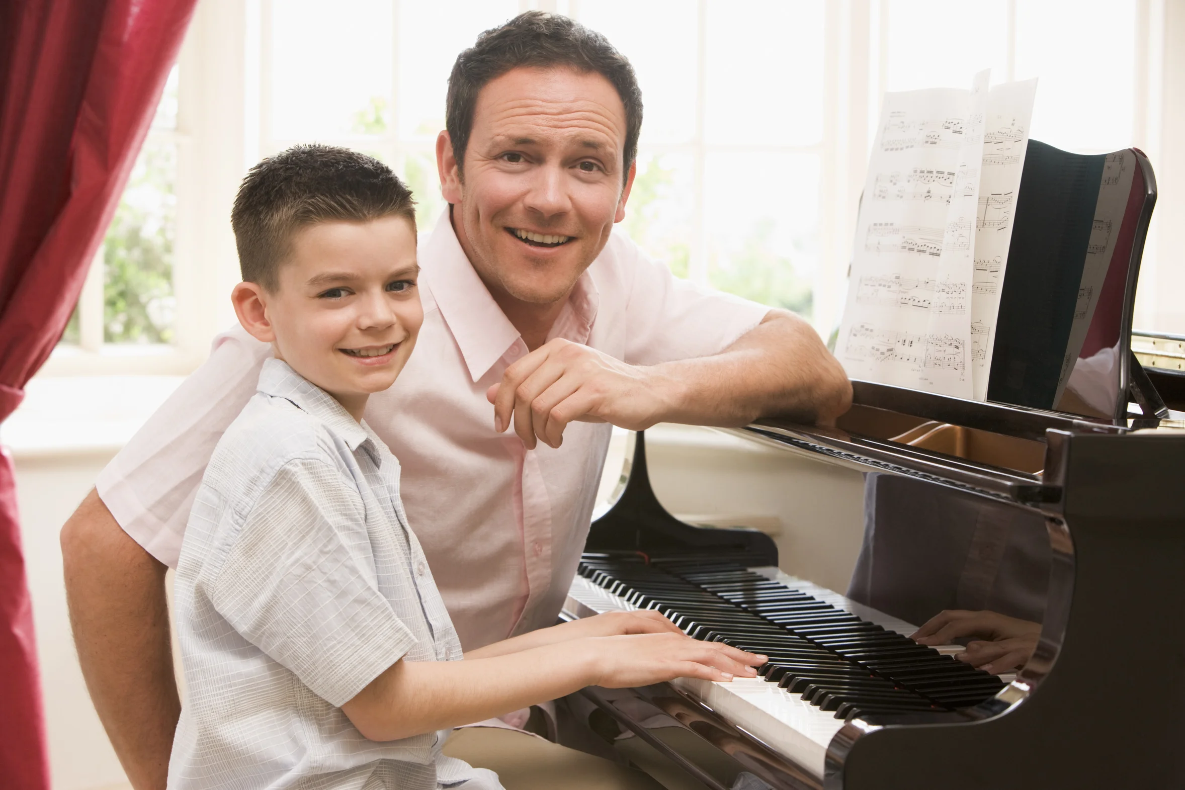 Father teaching piano_8653470_Subscription_L.jpg