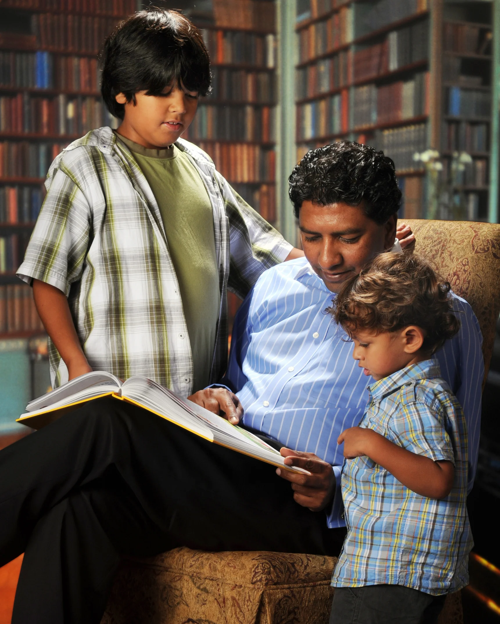 Father teaching_16790465_Subscription_L.jpg