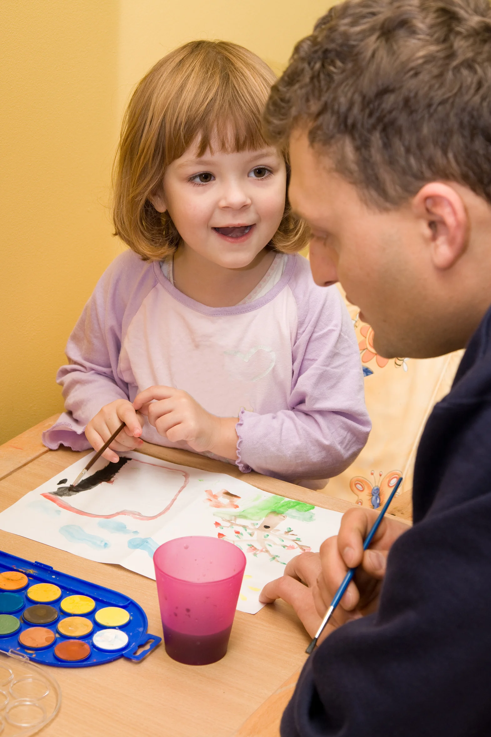 Girl colouring_5247141_Subscription_L.jpg