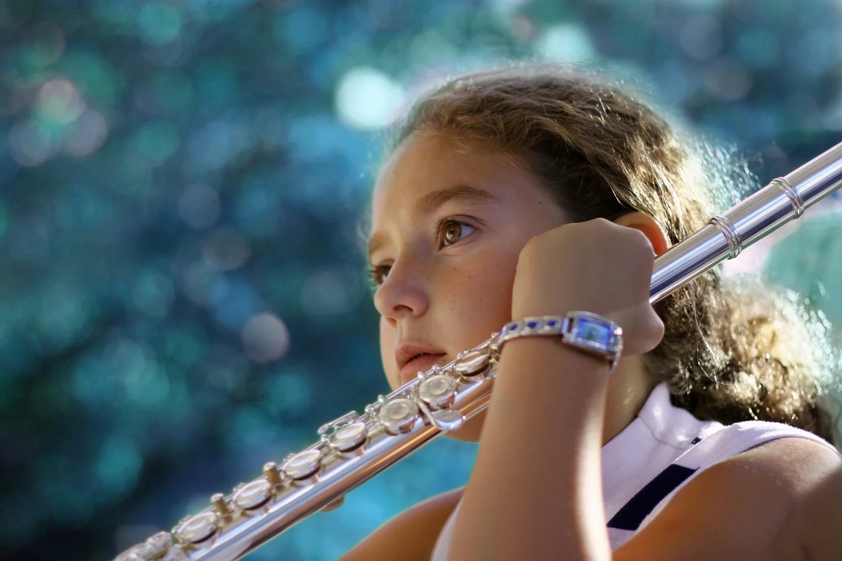 girl playing flute_379874_M.jpg