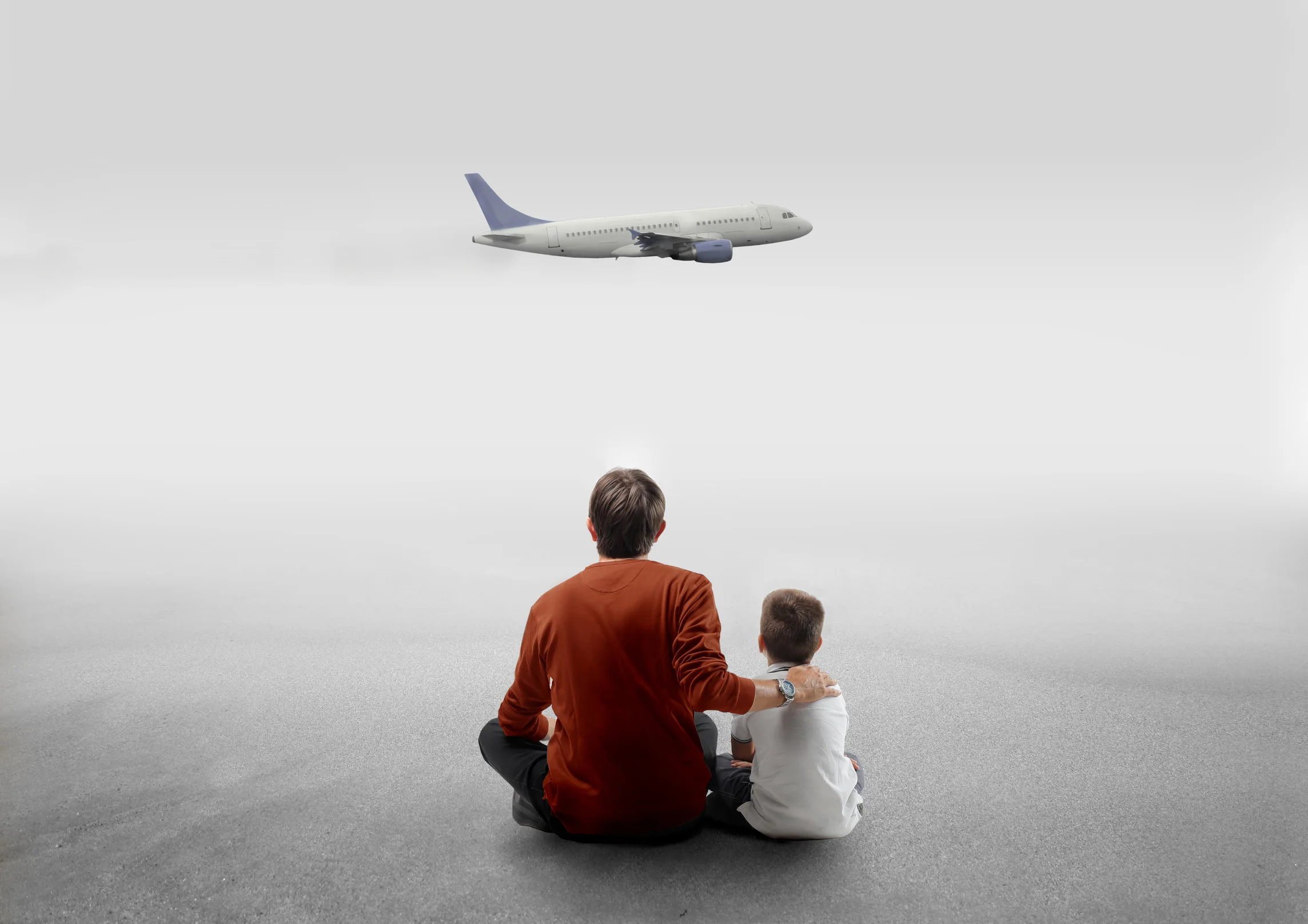 Father son watching plane_26096061_Subscription_L.jpg