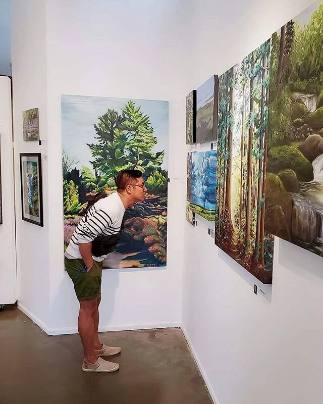 I spy @francismartewatercolours at the @federationgallery in Vancouver checking out my painting in the landscape exhibition! 🥰 .
.
.
#fcaedmonton @fcaedmonton #edmontonart #canadianarts #landscapepainting #oilpainting #gallery #artgallery
