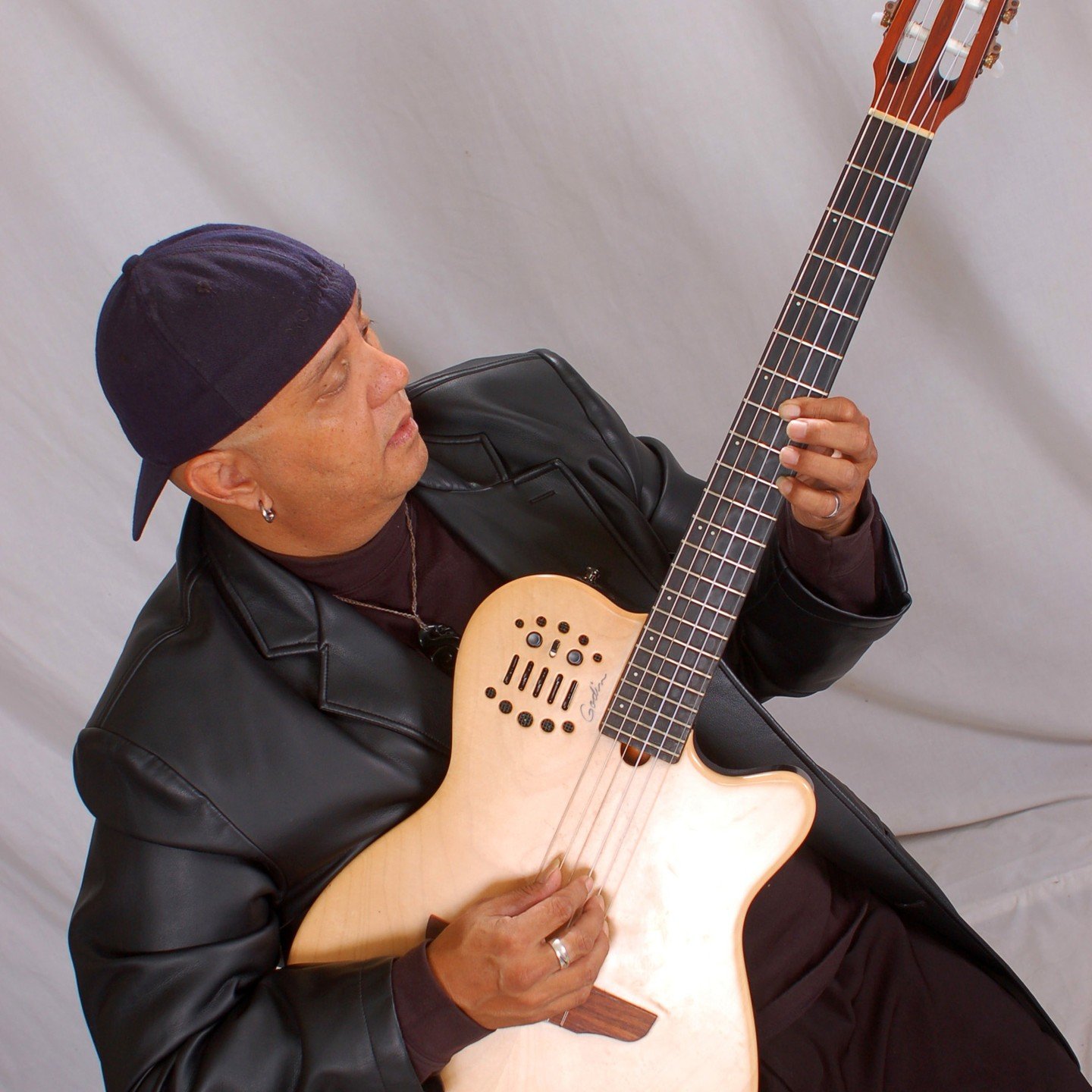 @mondokanemusicmaui is a legend who has collaborated with artists like Willy K, Fiji, Amy Gilliom, John Cruz, And Jake Shimabukuro. He knows island music inside and out, and he means business! 
Mondokane is a Maui Native, born in Lahaina and raised i