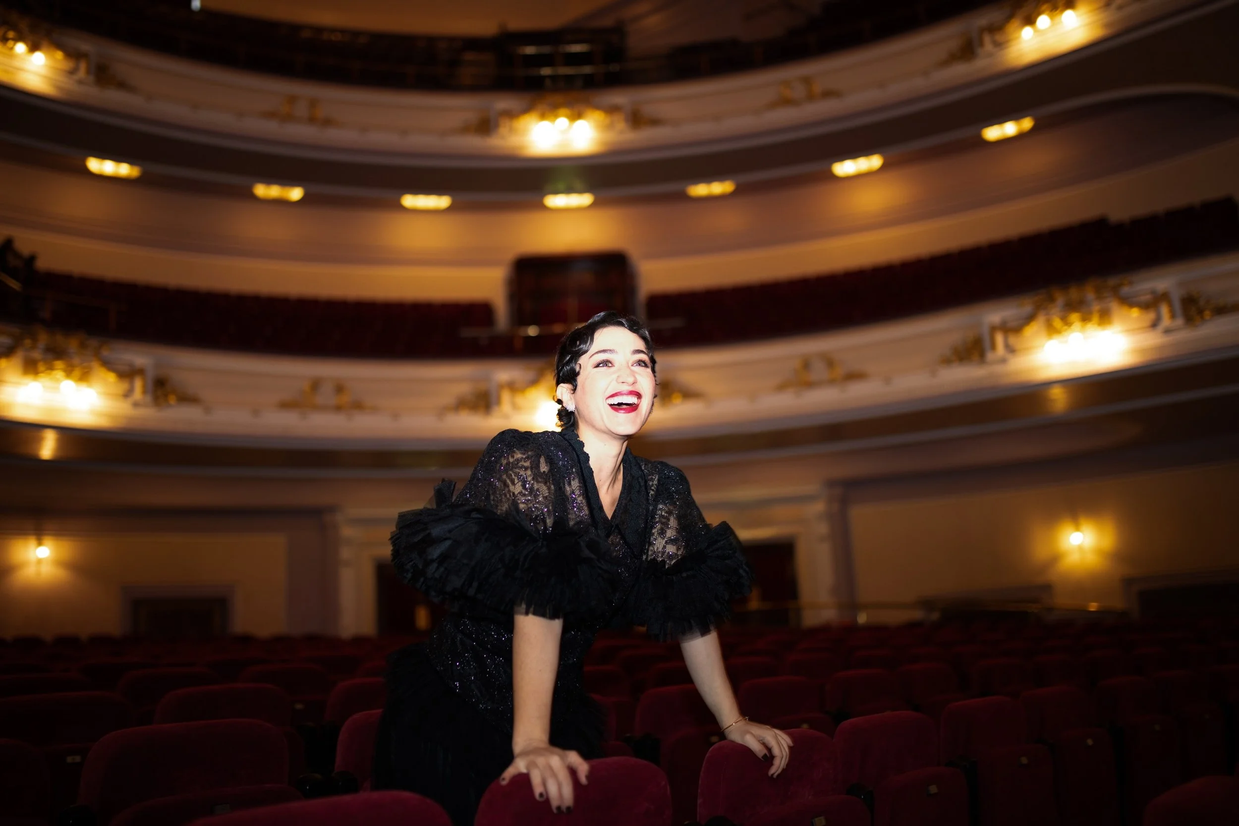 Because 𝒶𝓁𝓁 𝓉𝒽ℯ 𝓌ℴ𝓇𝓁𝒹'𝓈 𝒶 𝓈𝓉𝒶ℊℯ🌍

I grew up in Southern California, worked as an au pair in Vienna, studied in Ohio, moved to Berlin to continue my studies, then to Munich to join an opera studio, and to Darmstadt for my first professi