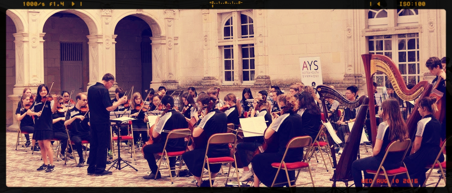 Entertaining visitors to the Chateau Villandry in it's central courtyard, near Tours.