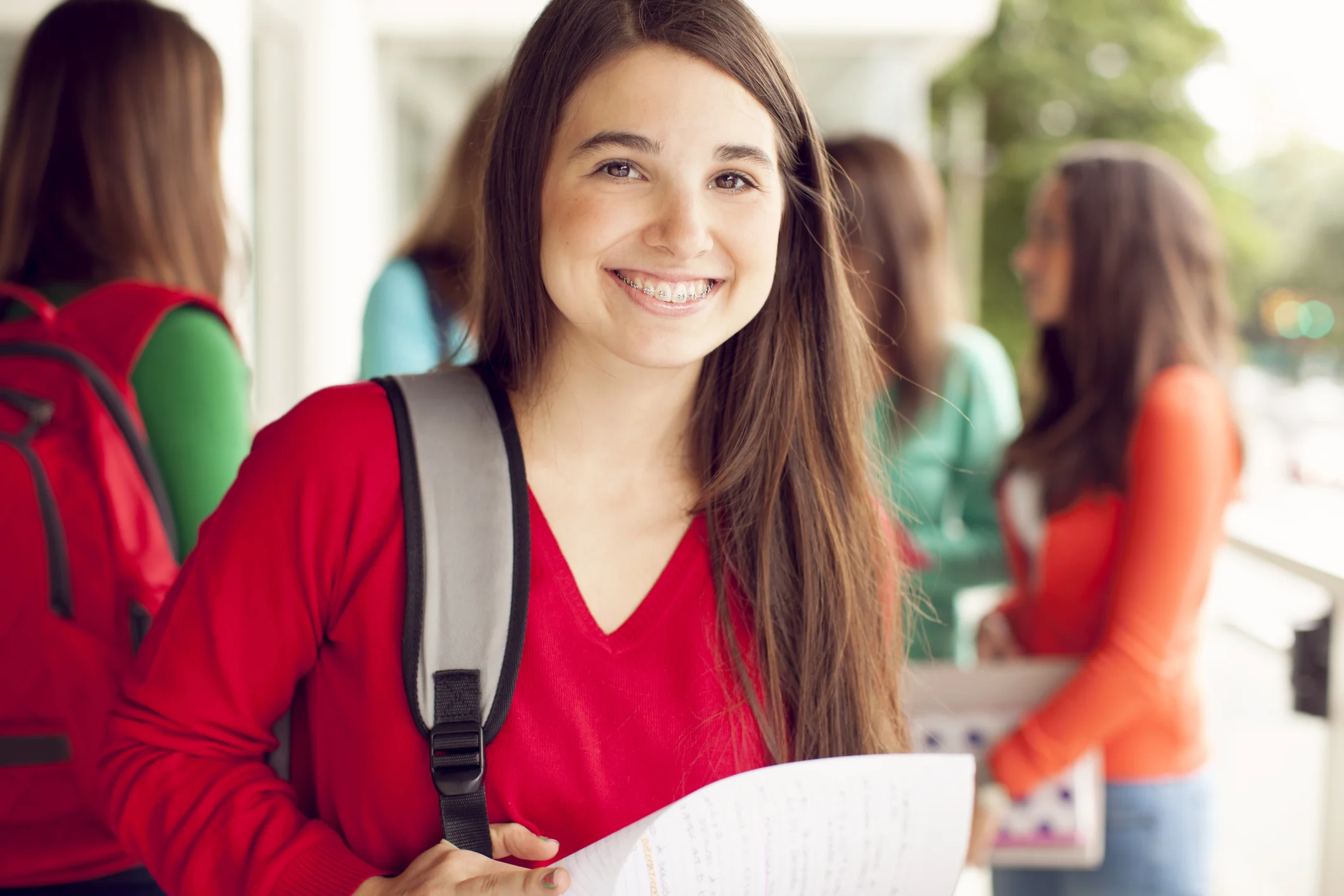 Студентка на белом фоне. Cute girl student. Девушка с папкой в руках. Азиатские девушки студентки. Девушка студент на белом фоне.