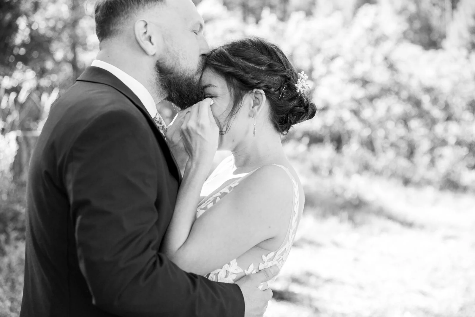 First Look vs. No First Look: How It Impacts The Wedding Timeline