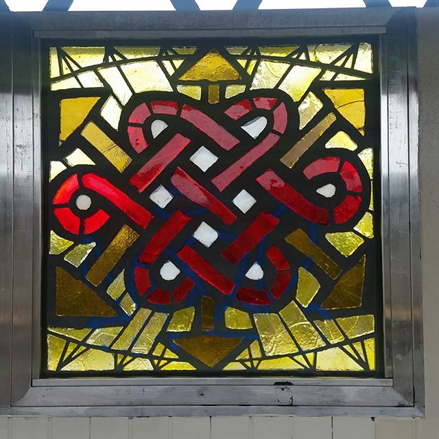 You never know when you're going to see an auspicious symbol... Like this Eternal Knot at a NYC subway stop! For #Bodhisattvas, the Eternal Knot symbolizes the perfect union of wisdom and compassion... And, transcending the limitations of time! #nofilter #BodhisattvaYoga