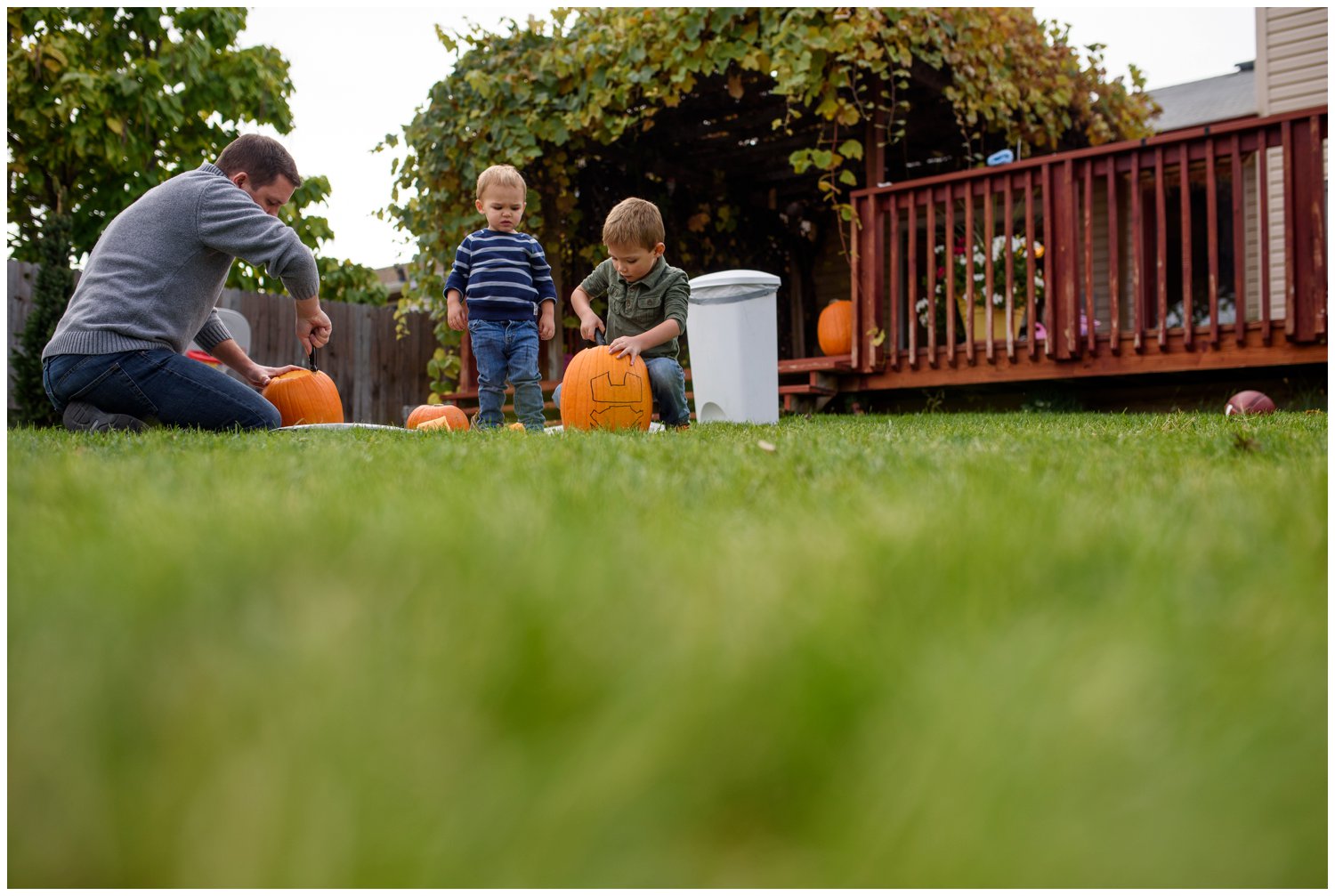 northern colorado candid family photo carving pumpkins