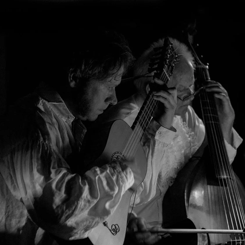 Photo: Ole Wilhelm Wagner. Guitarist Lars Hedelius-Strikkertsen and Gamble player Mogens Rasmussen in a concentrated moment during the show at KoncertKirken. 