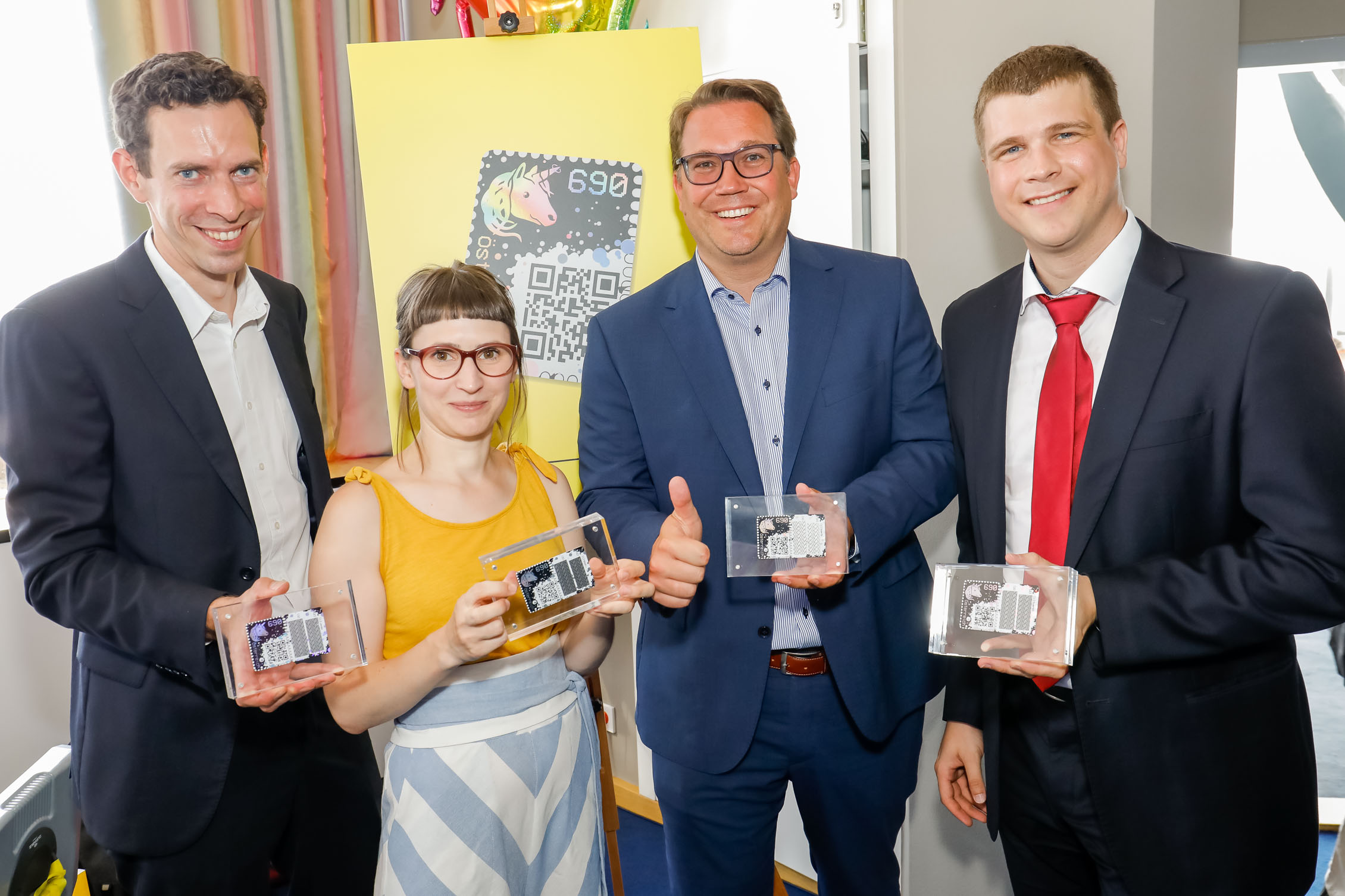 From left: Felix Badura, Chief Operating Officer Patent & Founder Factory GmbH, Julia Obermüller, Markenkünstlerin Patent & Founder Factory GmbH, Stefan Nemeth, Leitung Produktmanagement Filialen der Österreichischen Post AG, Andreas Petersson, Managing Director Capacity Blockchain Solutions