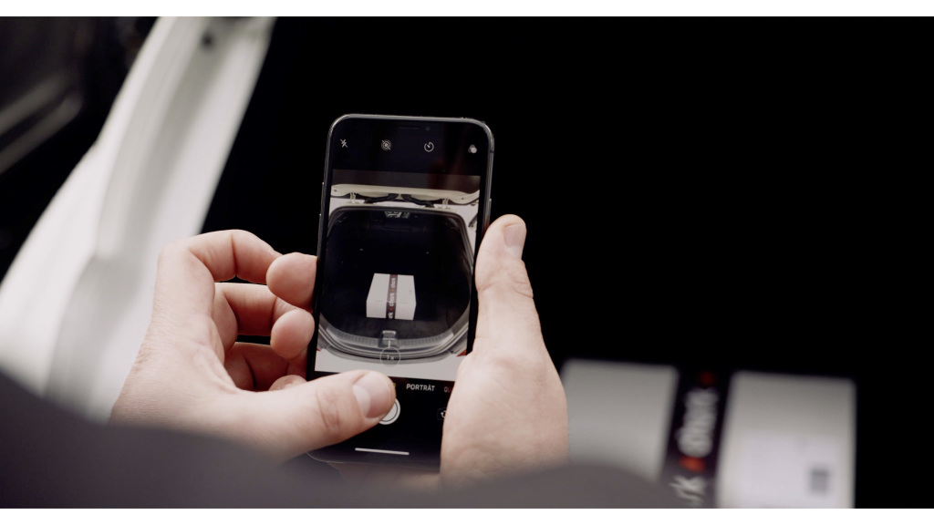 The new Instagram craze: photos of parcels in cars