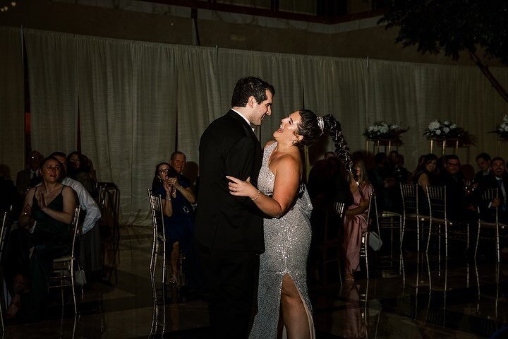 That feeling when you nail every step of your first dance. SWIPE to see the bride&rsquo;s expression during their post-dance celebratory high five! 🙌🏻
⠀⠀⠀⠀⠀⠀⠀⠀⠀
I love these photos of Jenna and Michael SO MUCH. They just perfectly encapsulate the f