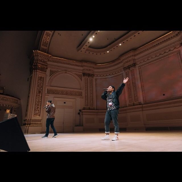 📸 @joemartinez 
@spiderhorse_official at @carnegiehall for @varsityvocals acaopen 2019

What&rsquo;re you guys up to? Let&rsquo;s talk 😁
