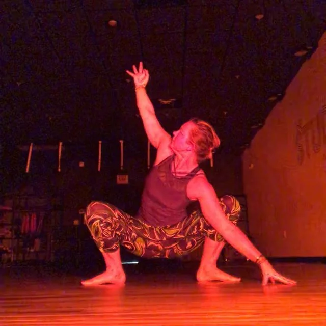 🔴 Red Light Flow @the_studio_fit 🧘&zwj;♀️ #417yoga