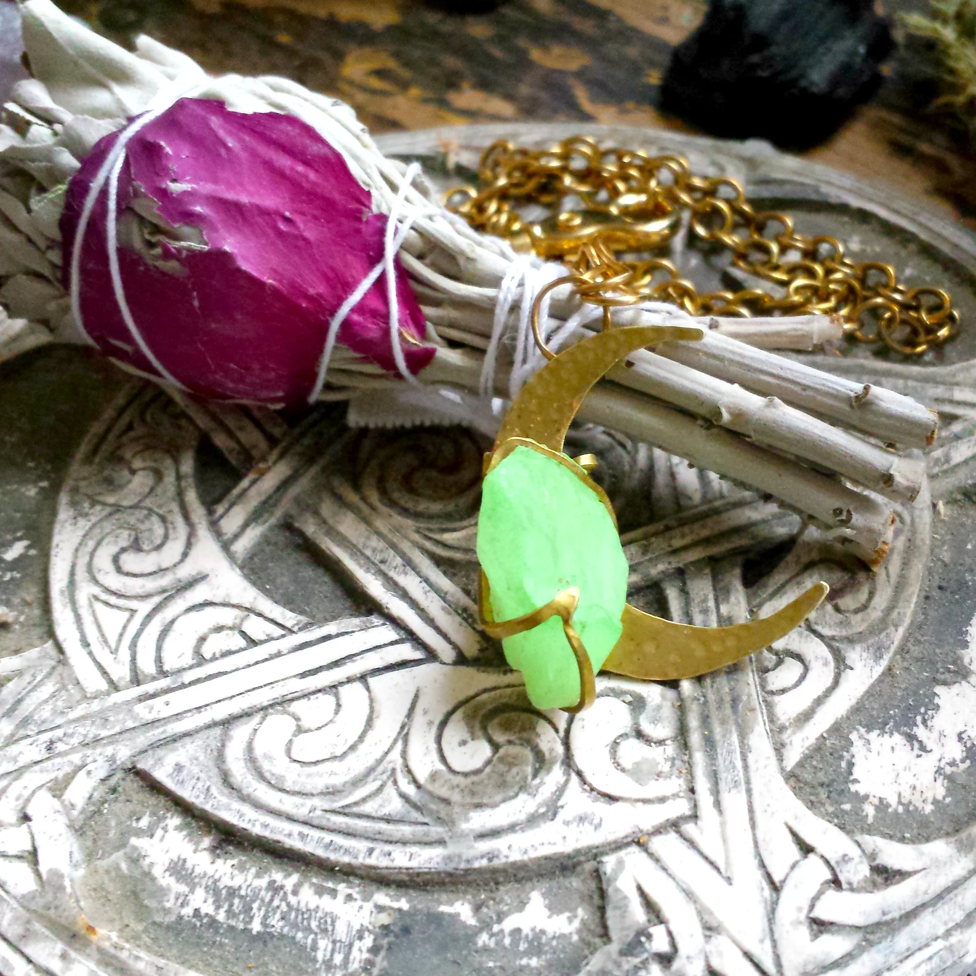 glow-in-dark-crystal-necklace