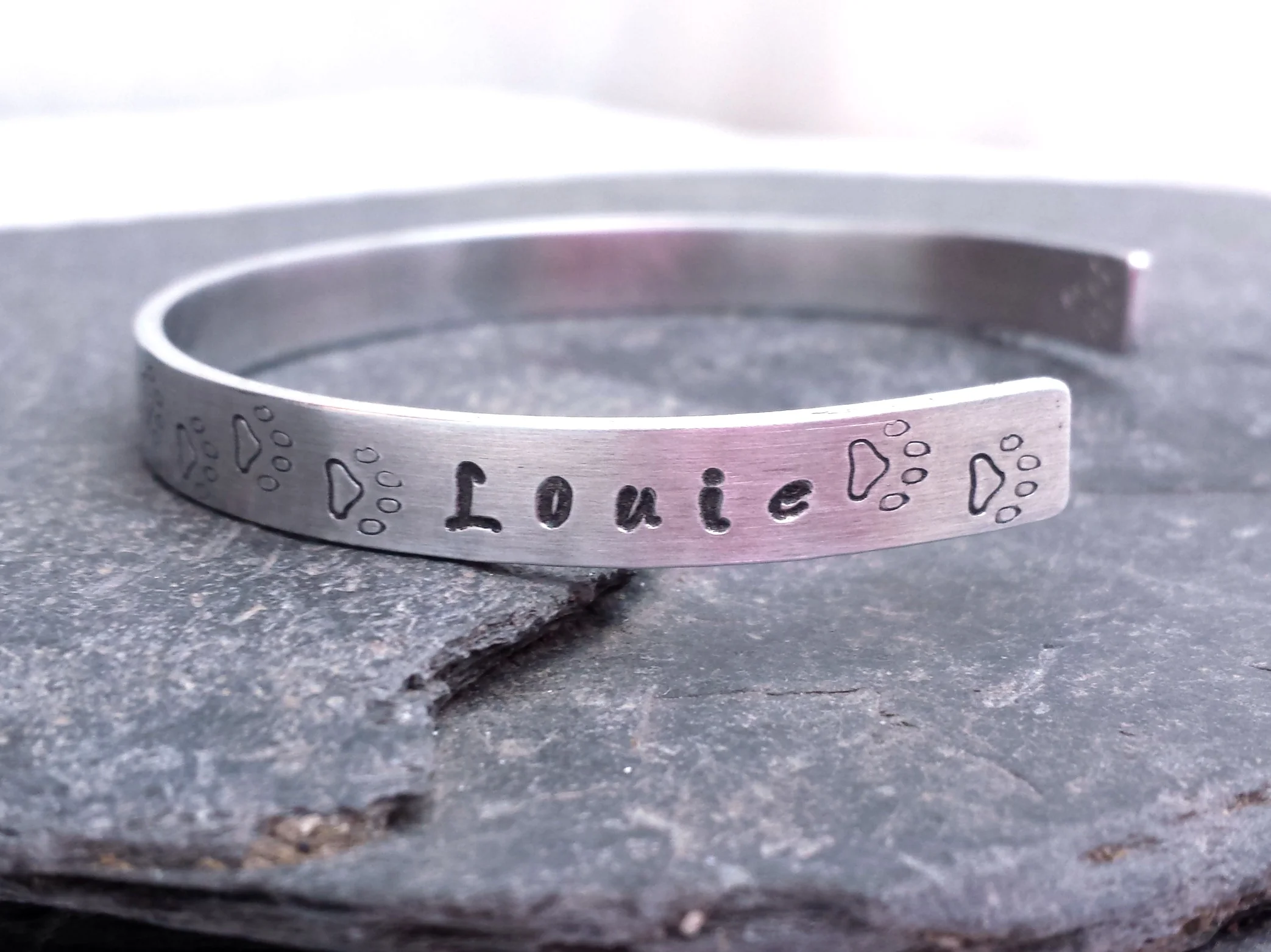 personalized-paw-prints-bracelet