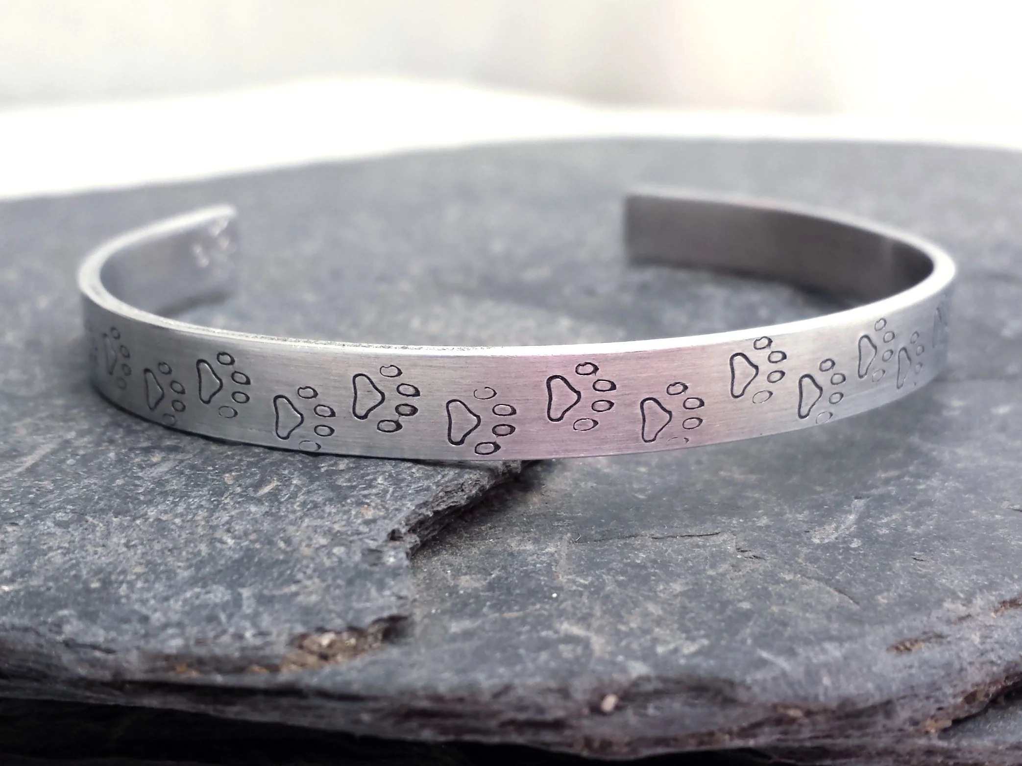 paw-prints-bracelet