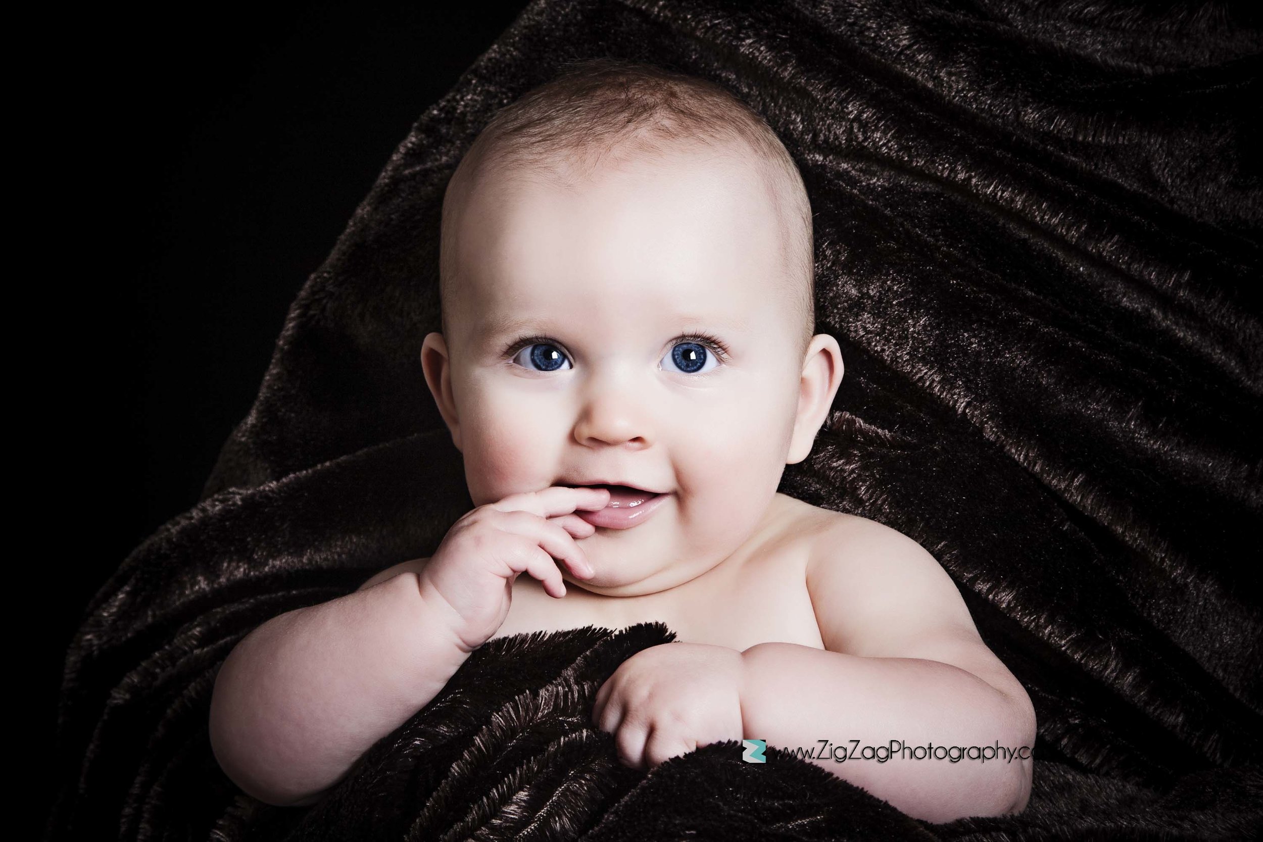 photography-photoshoot-baby-leicester-studio-newborn-blanket-prop-fur-blue-eyes.jpg