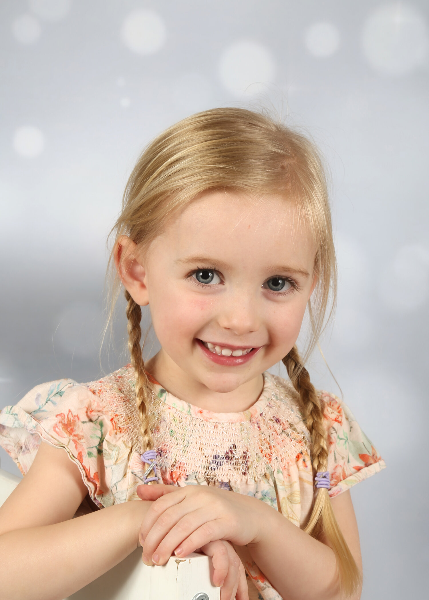 zig-zag-photography-leicester-leicestershire-nursery-photographer-school-pre-childcare-photos-themed-backdrop-kids-children