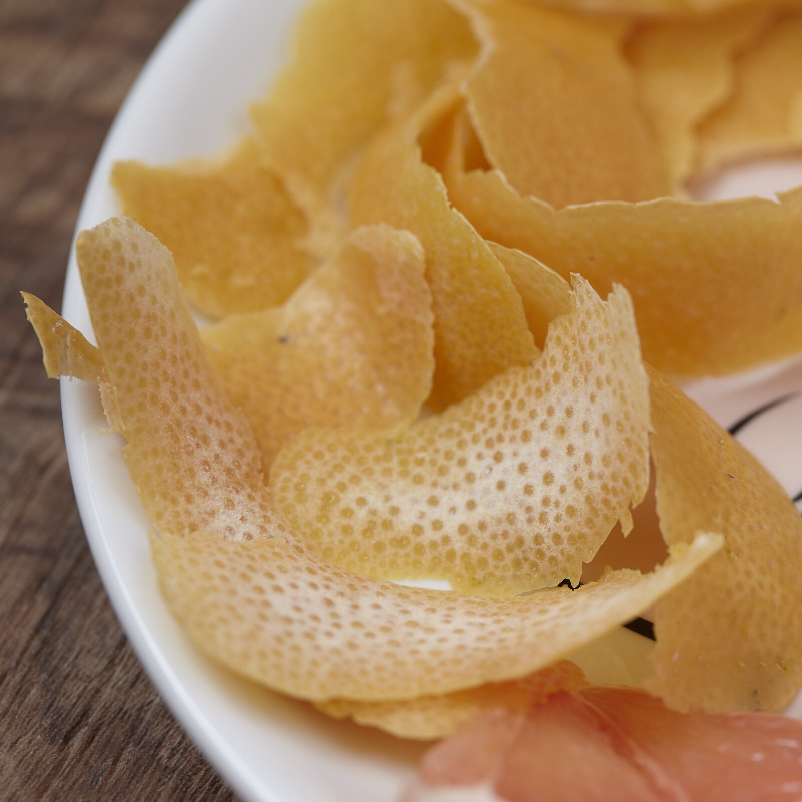 Grapefruit rind as curls