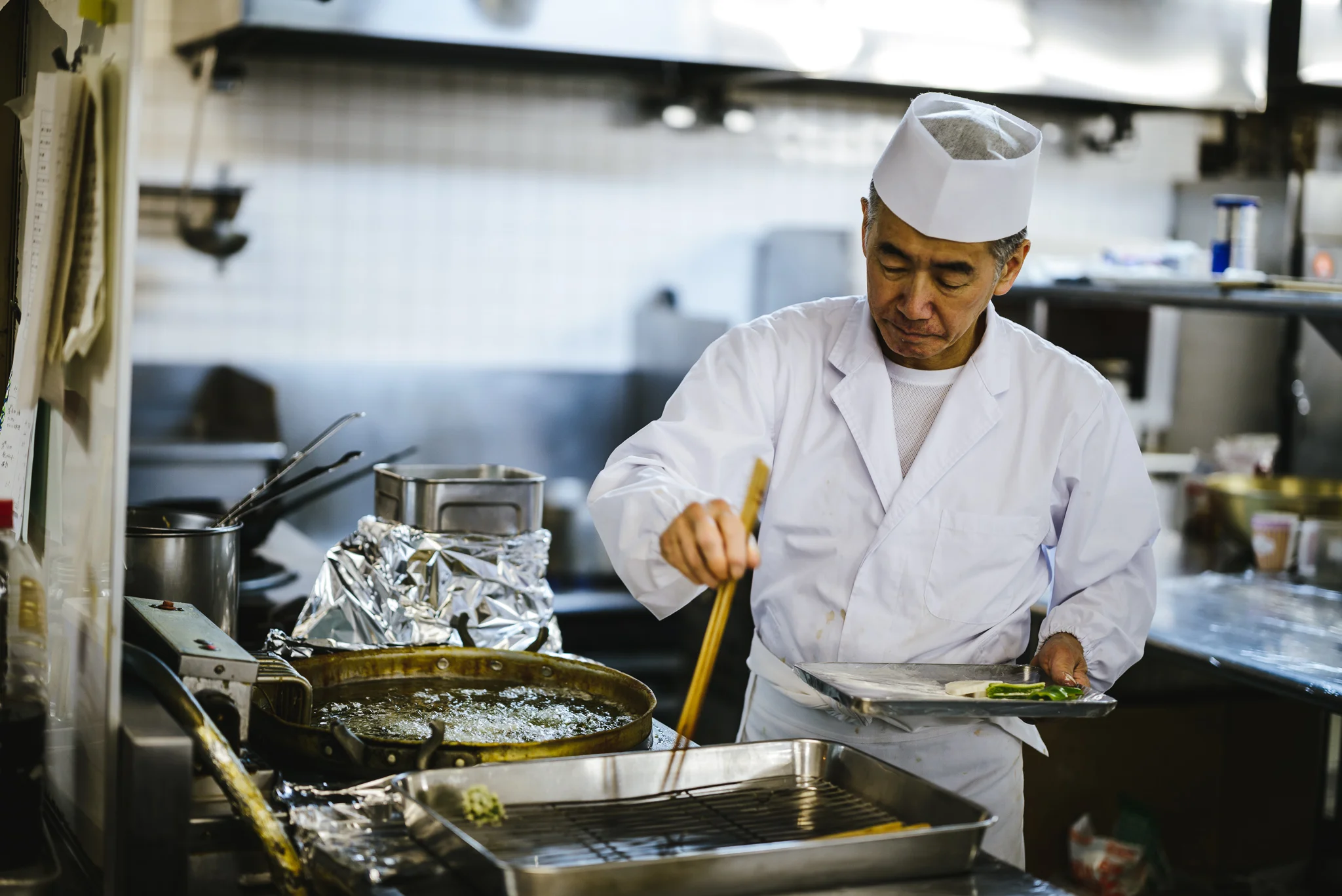 Rusutsu chef prepares tempura