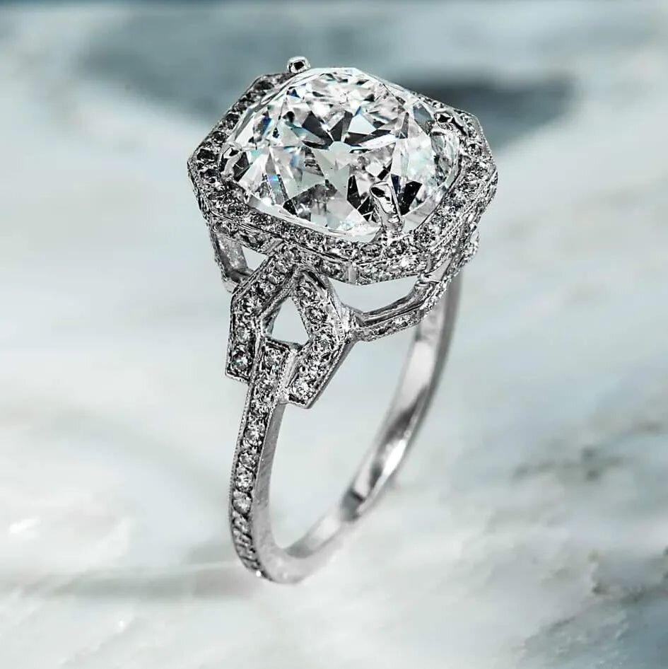 It's all in the details and this 6 carat stunner has it all. 

What does your dream ring look like?

Let's create it together!

📧DM me to discuss your design today!