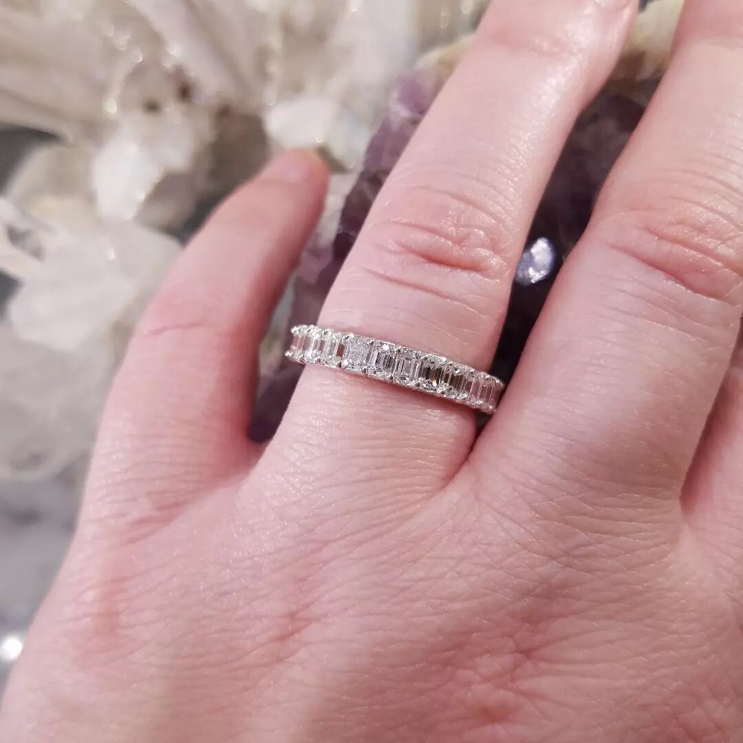 An eternity band is just so chic! Worn alone or stacked, it gives such a classic vibe.

Thinking about an eternity band for yourself? I can create yours in any shape, quality, lab grown or natural. 

📧DM me to discuss your design today!