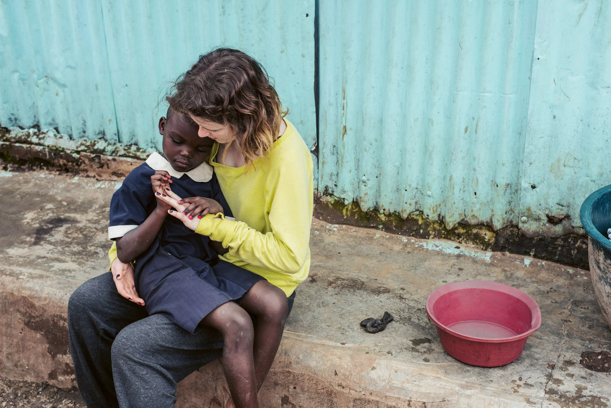 A child and volunteer in Kenya. Love Volunteer Project 2015. 