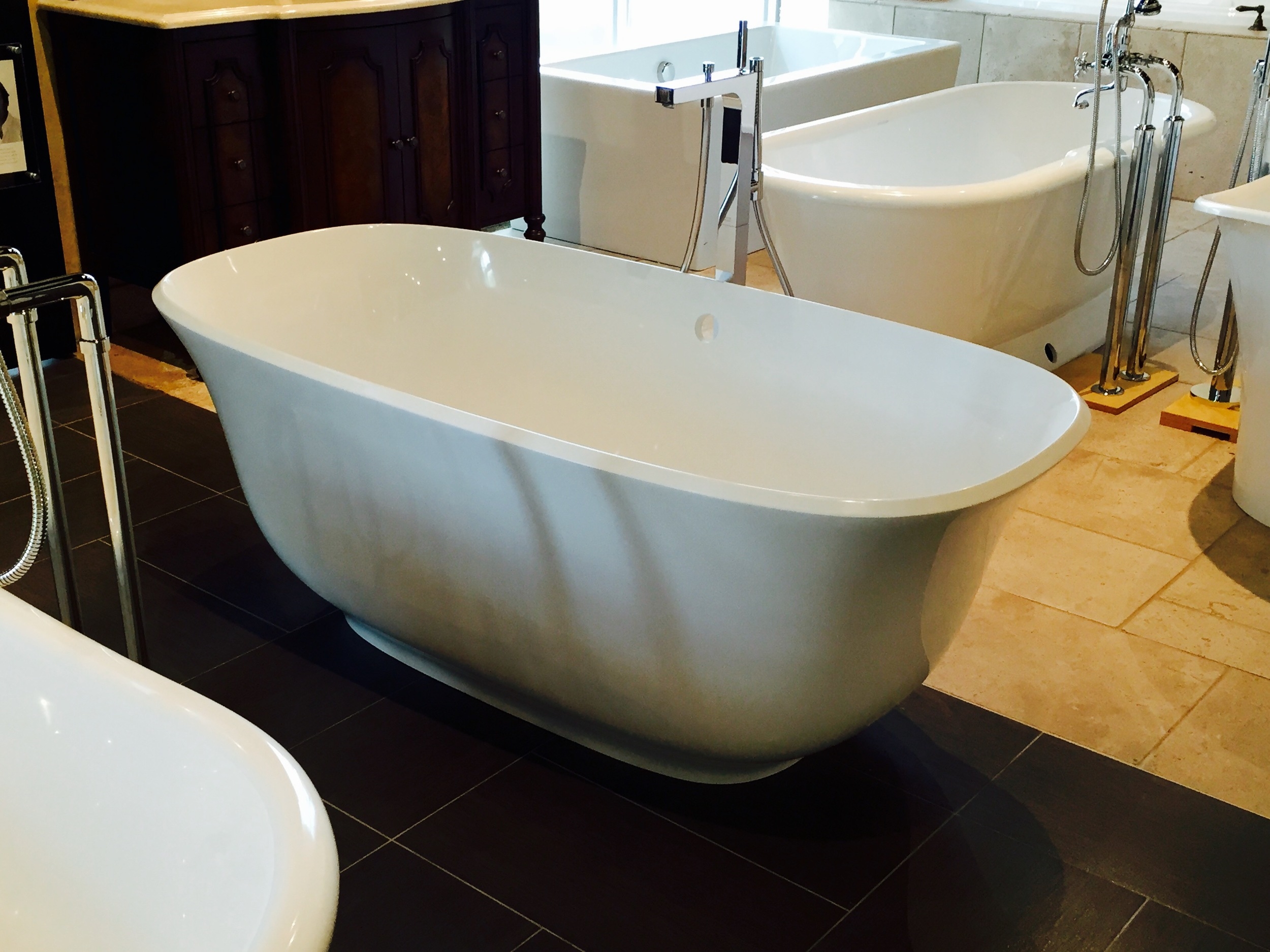The Amiata tub has a graceful curved shape but it is still too long.